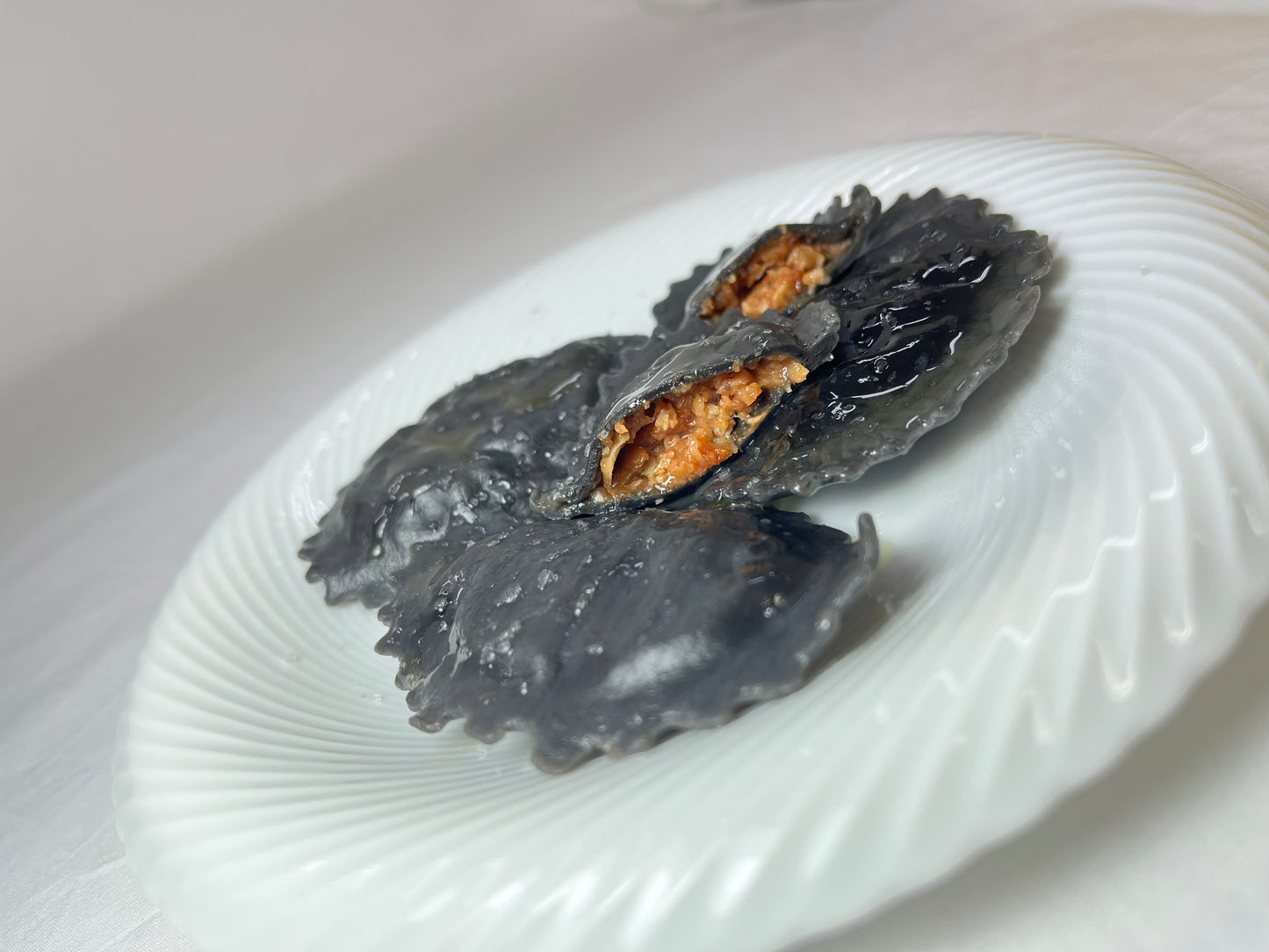イカスミ生地の魚介ラヴィオリ 250g